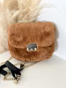 Pihe-puha szőrmés kistáska hosszúpánttal. Szélesség: 16 cm Magasság: 14 cm.