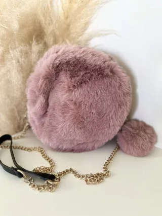Pihe-puha szőrmés, kerek kistáska hosszúpánttal. 20 cm.
