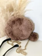 Pihe-puha szőrmés, kerek kistáska hosszúpánttal. 20 cm.