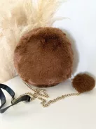 Pihe-puha szőrmés, kerek kistáska hosszúpánttal. 20 cm.