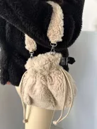 Szőrmés, összehúzható kistáska. Szélesség: 30 cm Magasság: 25 cm.