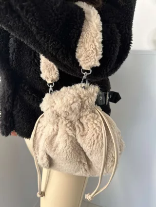   Szőrmés, összehúzható kistáska. Szélesség: 30 cm Magasság: 25 cm.