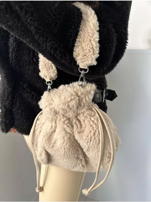 Szőrmés, összehúzható kistáska. Szélesség: 30 cm Magasság: 25 cm.