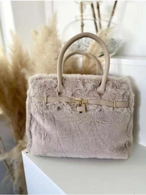 Puha szőrmés, merevebb fazonú táska, műbőr pánttal.