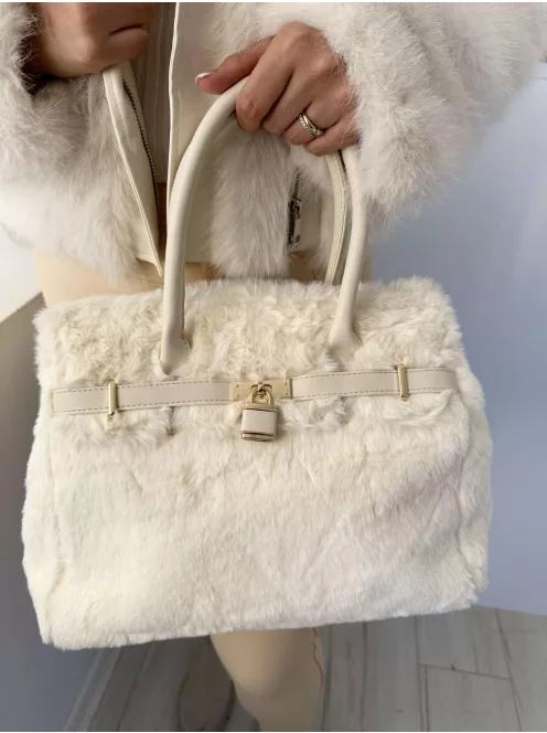 Puha szőrmés, merevebb fazonú táska, műbőr pánttal.