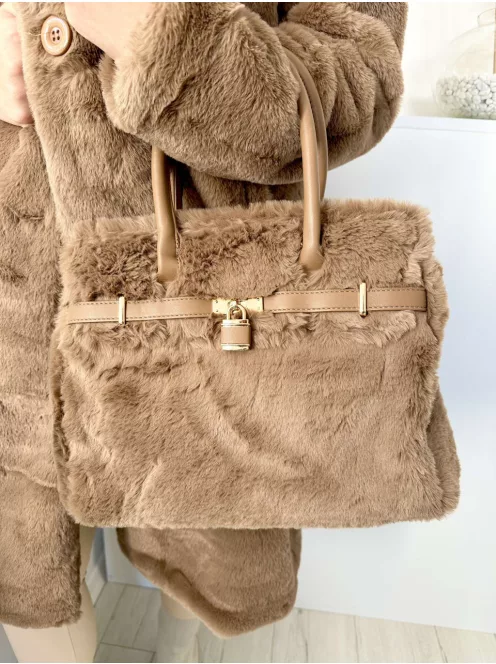Puha szőrmés, merevebb fazonú táska, műbőr pánttal.