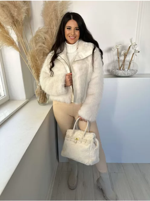 Puha szőrmés, merevebb fazonú táska, műbőr pánttal.