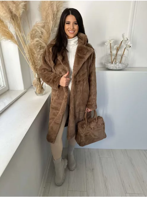 Puha szőrmés, merevebb fazonú táska, műbőr pánttal.