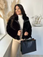 Nagyméretű, szegecsekkel díszített, műbőr táska. Szélesség: 36,5 cm Magasság: 29 cm.