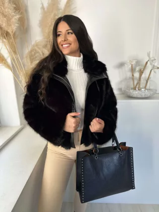   Nagyméretű, szegecsekkel díszített, műbőr táska. Szélesség: 36,5 cm Magasság: 29 cm.