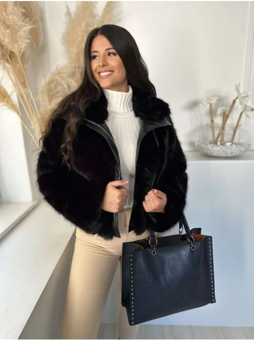 Nagyméretű, szegecsekkel díszített, műbőr táska. Szélesség: 36,5 cm Magasság: 29 cm.