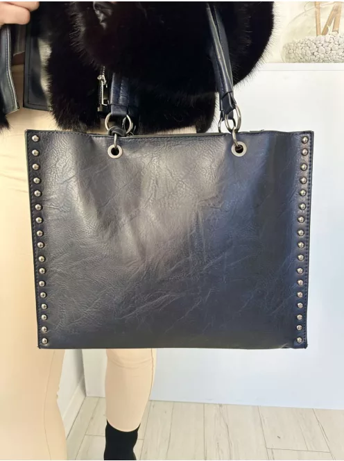 Nagyméretű, szegecsekkel díszített, műbőr táska. Szélesség: 36,5 cm Magasság: 29 cm.