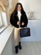 Nagyméretű, szegecsekkel díszített, műbőr táska. Szélesség: 36,5 cm Magasság: 29 cm.