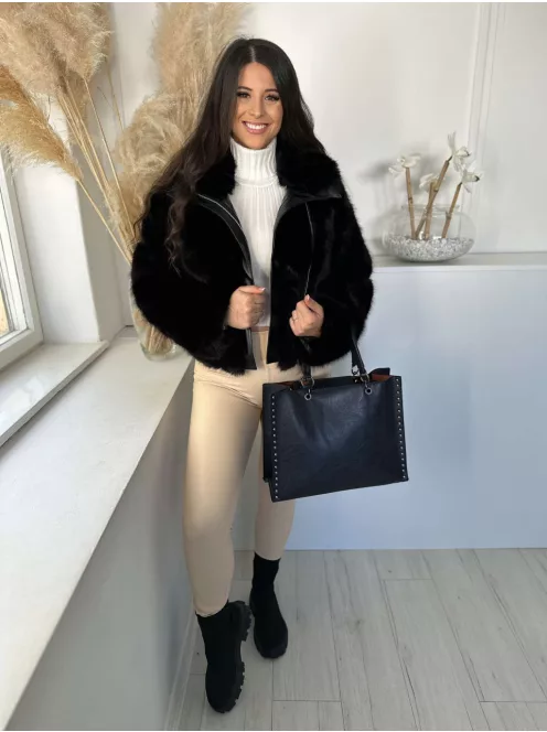 Nagyméretű, szegecsekkel díszített, műbőr táska. Szélesség: 36,5 cm Magasság: 29 cm.