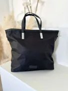 Nagyméretű, pakolós táska, hosszúpánttal. Szélesség: 41 cm Magasság: 31,5 cm.