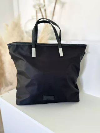   Nagyméretű, pakolós táska, hosszúpánttal. Szélesség: 41 cm Magasság: 31,5 cm.