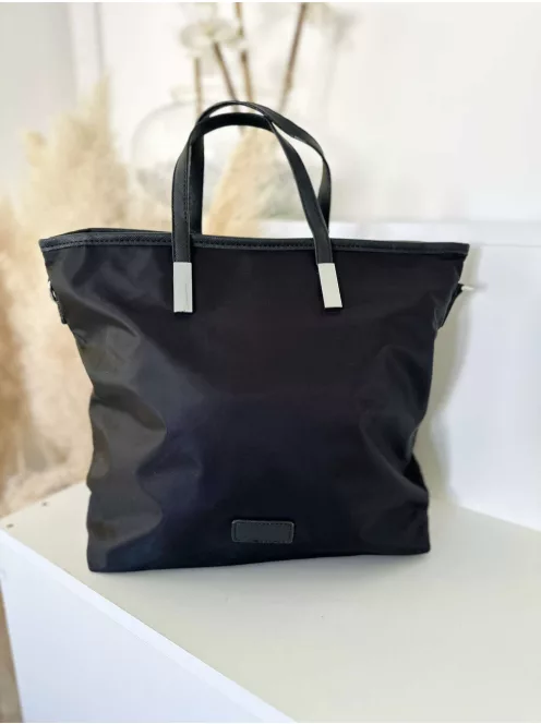 Nagyméretű, pakolós táska, hosszúpánttal. Szélesség: 41 cm Magasság: 31,5 cm.