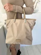 Nagyméretű, pakolós táska, hosszúpánttal. Szélesség: 41 cm Magasság: 31,5 cm.