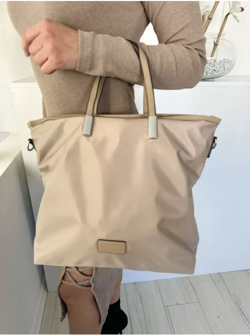 Nagyméretű, pakolós táska, hosszúpánttal. Szélesség: 41 cm Magasság: 31,5 cm.