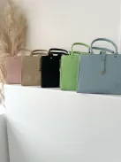 Puha, műbőr, merev fazonú táska, hosszúpánttal. Szélesség: 31,5 cm Magasság: 26 cm.