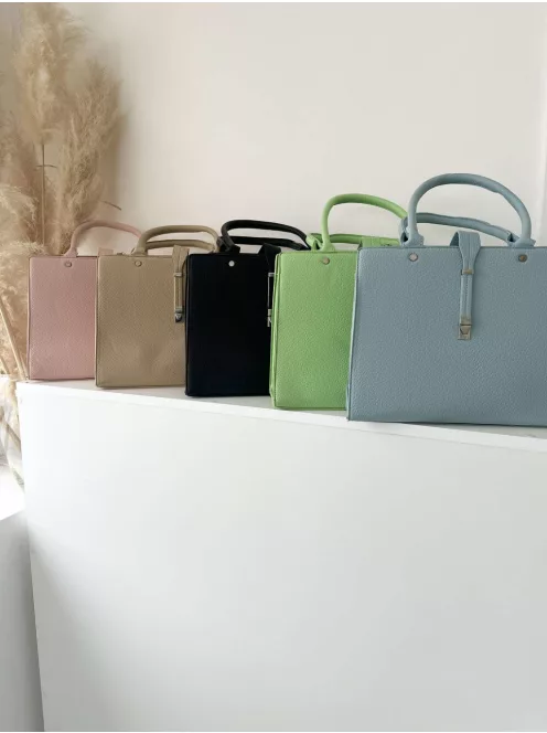 Puha, műbőr, merev fazonú táska, hosszúpánttal. Szélesség: 31,5 cm Magasság: 26 cm.