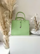 Puha, műbőr, merev fazonú táska, hosszúpánttal. Szélesség: 31,5 cm Magasság: 26 cm.