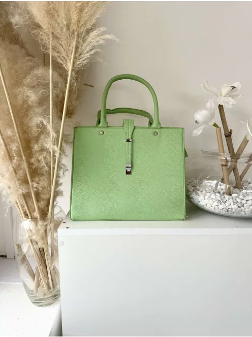 Puha, műbőr, merev fazonú táska, hosszúpánttal. Szélesség: 31,5 cm Magasság: 26 cm.