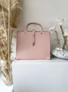 Puha, műbőr, merev fazonú táska, hosszúpánttal. Szélesség: 31,5 cm Magasság: 26 cm.