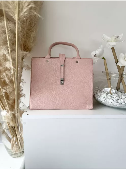 Puha, műbőr, merev fazonú táska, hosszúpánttal. Szélesség: 31,5 cm Magasság: 26 cm.