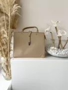 Puha, műbőr, merev fazonú táska, hosszúpánttal. Szélesség: 31,5 cm Magasság: 26 cm.