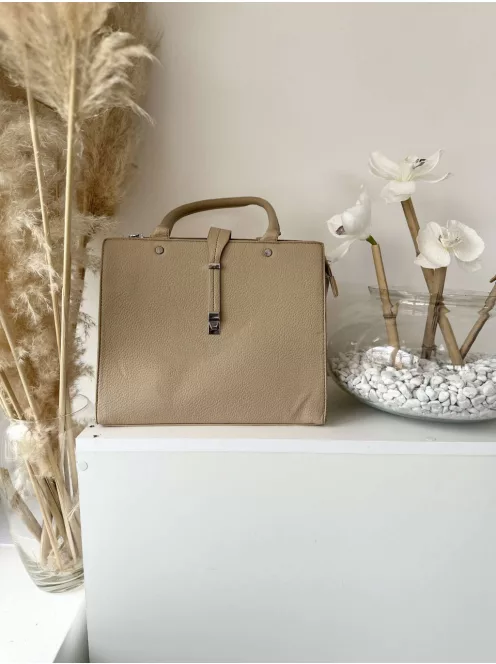 Puha, műbőr, merev fazonú táska, hosszúpánttal. Szélesség: 31,5 cm Magasság: 26 cm.