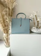 Puha, műbőr, merev fazonú táska, hosszúpánttal. Szélesség: 31,5 cm Magasság: 26 cm.