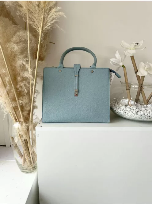 Puha, műbőr, merev fazonú táska, hosszúpánttal. Szélesség: 31,5 cm Magasság: 26 cm.