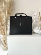 Puha, műbőr, merev fazonú táska, hosszúpánttal. Szélesség: 31,5 cm Magasság: 26 cm.