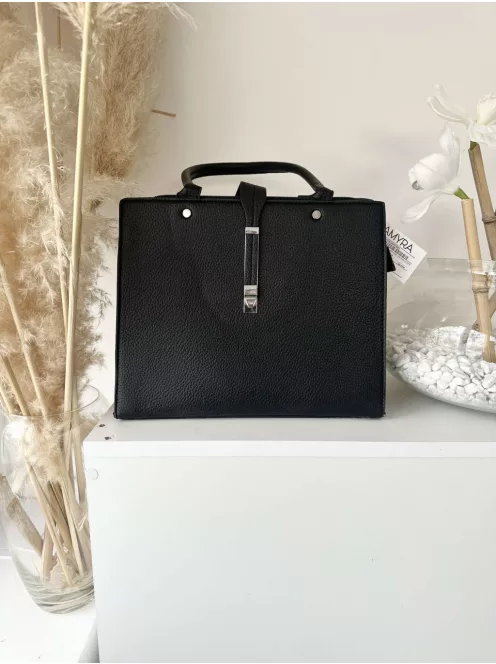 Puha, műbőr, merev fazonú táska, hosszúpánttal. Szélesség: 31,5 cm Magasság: 26 cm.