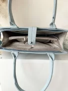 Puha, műbőr, merev fazonú táska, hosszúpánttal. Szélesség: 31,5 cm Magasság: 26 cm.