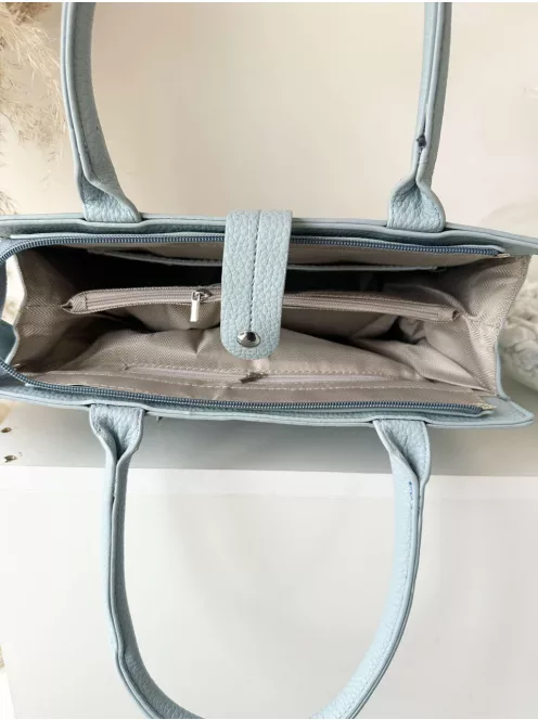 Puha, műbőr, merev fazonú táska, hosszúpánttal. Szélesség: 31,5 cm Magasság: 26 cm.