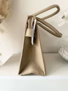 Puha, műbőr, merev fazonú táska, hosszúpánttal. Szélesség: 31,5 cm Magasság: 26 cm.