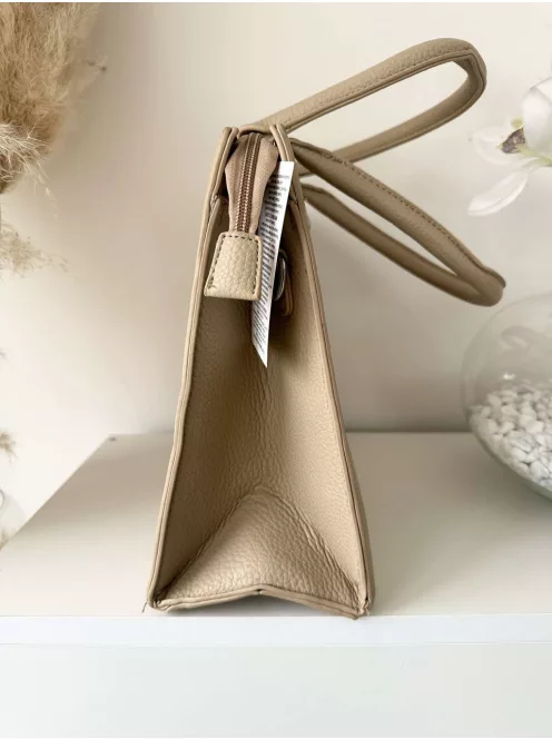 Puha, műbőr, merev fazonú táska, hosszúpánttal. Szélesség: 31,5 cm Magasság: 26 cm.