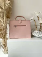 Puha, műbőr, merev fazonú táska, hosszúpánttal. Szélesség: 31,5 cm Magasság: 26 cm.