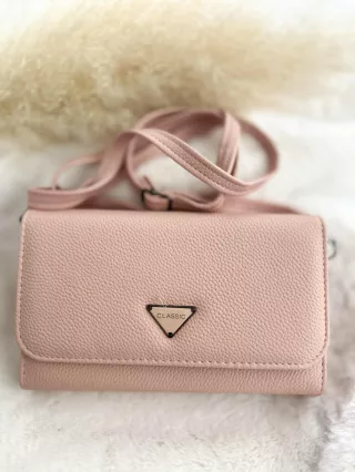   Puha, műbőr kistáska, levehető, állítható, hosszú pánttal. Szélesség: 20 cm Magasság: 13 cm.