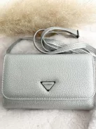 Puha, műbőr kistáska, levehető, állítható, hosszú pánttal. Szélesség: 20 cm Magasság: 13 cm.