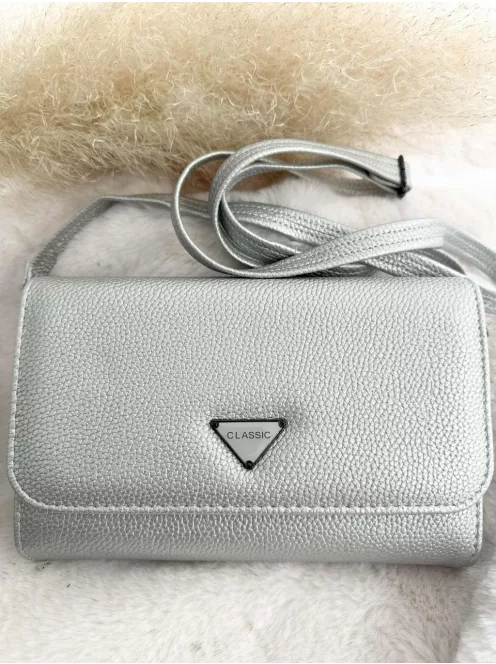 Puha, műbőr kistáska, levehető, állítható, hosszú pánttal. Szélesség: 20 cm Magasság: 13 cm.