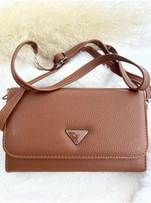 Puha, műbőr kistáska, levehető, állítható, hosszú pánttal. Szélesség: 20 cm Magasság: 13 cm.