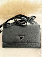 Puha, műbőr kistáska, levehető, állítható, hosszú pánttal. Szélesség: 20 cm Magasság: 13 cm.