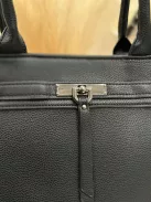 Puha, műbőr, merev fazonú táska, hosszúpánttal. 