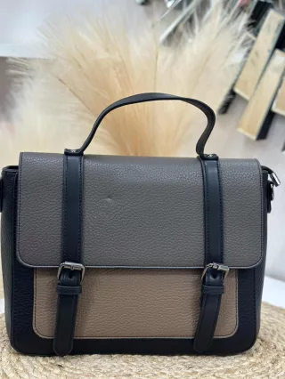 Műbőr, merev fazonú kistáska . 