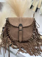 Velúr hatású, rojtos kistáska, hosszúpánttal. 