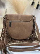 Velúr hatású, rojtos kistáska, hosszúpánttal. 