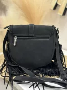 Velúr hatású, rojtos kistáska, hosszúpánttal. 